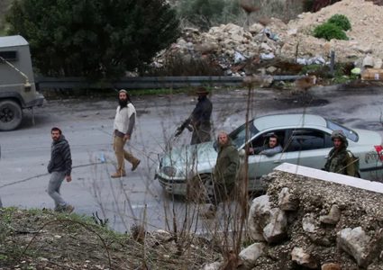 مستعمرون يهاجمون مركبات في الاغوار