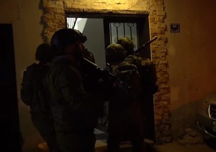 الاحتلال يعتقل مواطنا وزوجته ونجلهما في روجيب شرق نابلس