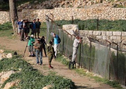 مستوطنون يغلقون مدخل وادي فوكين غرب بيت لحم