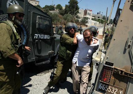 الاحتلال يعتقل شابا ويحتجز آخر عند حاجز تياسير شرق طوباس