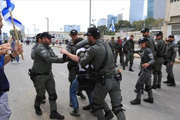 شرطة الاحتلال تعتقل متظاهرتين في احتجاج يطالب بوقف إطلاق النار وصفقة تبادل