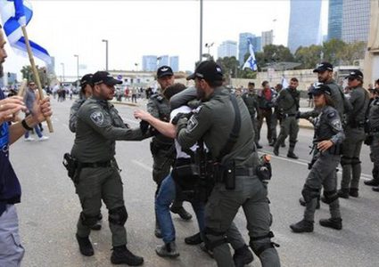 شرطة الاحتلال تعتقل متظاهرتين في احتجاج يطالب بوقف إطلاق النار وصفقة تبادل