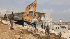 الاحتلال يهدم منزلا ويصيب مواطنا بالرصاص في شيوخ العروب شمال الخليل