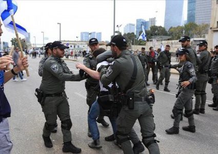 الشرطة الإسرائيلية تعتقل متظاهرتين في احتجاج يطالب بوقف إطلاق النار وصفقة تبادل