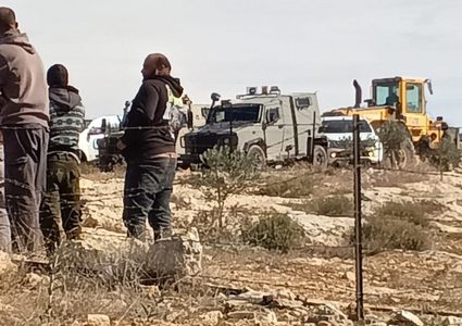 مستوطنون يقتحمون مساكن المواطنين في خربة الحلاوة بمسافر يطا