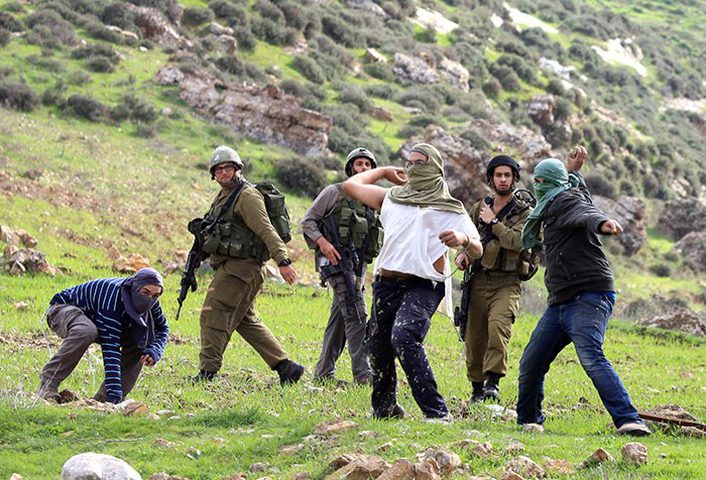 مستوطنون يهاجمون تجمع عرب المليحات شمال غرب أريحا