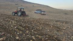 مستوطنون يحرثون أراضي المواطنين في الأغوار الشمالية