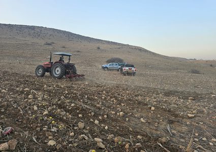مستوطنون يحرثون أراضي المواطنين في الأغوار الشمالية