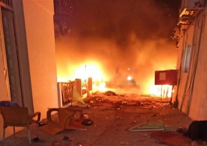 شهداء بالعشرات في غارات طالت صحفيين ونازحين في اليوم 447 للعدوان