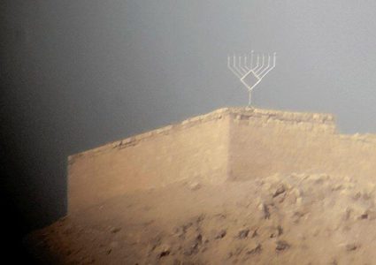 مستوطنون ينصبون "شمعدانا" على قلعة بمدينة أريحا