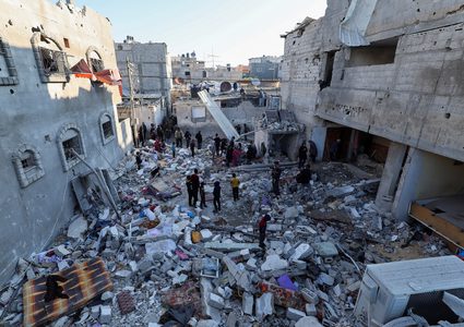 9 شهداء إثر قصف الاحتلال منزلا شمال مدينة غزة