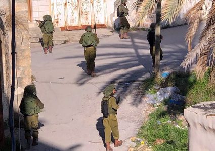 الاحتلال يقتحم عزون ويفتش منازل ويسرق مبلغا ماليا