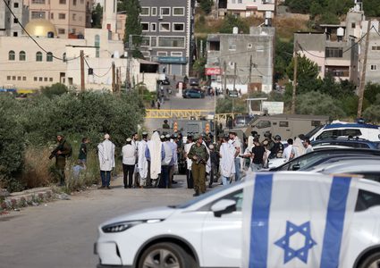 مستوطنون يعتدون على المواطنين في المغير ويقتحمون سنجل