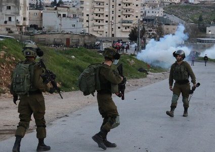 اصابات بالاختناق خلال اقتحام بلدة دورا
