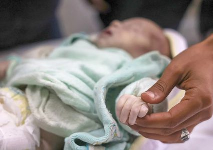 لحق بتوأمه.. وفاة الرضيع علي البطران في خيام غزة بسبب البرد القارس