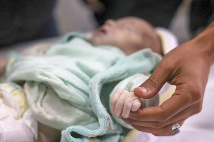 لحق بتوأمه.. وفاة الرضيع علي البطران في خيام غزة بسبب البرد القارس