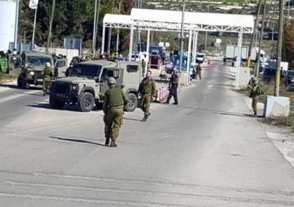 الاحتلال يشدد إجراءاته العسكرية على حاجز الحمرا العسكري