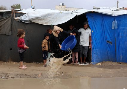 غرق مئات الخيام في مخيمات النزوح في مناطق متفرقة من قطاع غزة