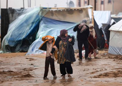 الدفاع المدني بغزة : مئات نداءات استغاثة من النازحين بغزة بعد غمر الامطار خيامهم