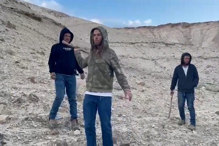 مستوطنون يعتدون على شاب شمال غرب أريحا