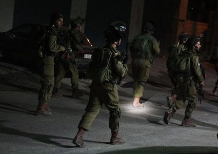 قوات الاحتلال تعتقل عددا من الشبان في عزون شرق قلقيلية