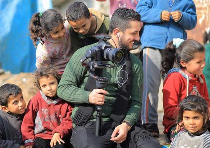 استشهاد المصور الصحفي حسن القيشاوي بصاروخ مسيرة إسرائيلية غربي غزة