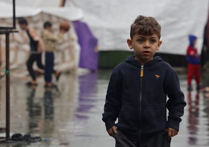 الاتحاد الدولي للصليب الأحمر والهلال الأحمر يحذر من تجمد أطفال غزة حتى الموت