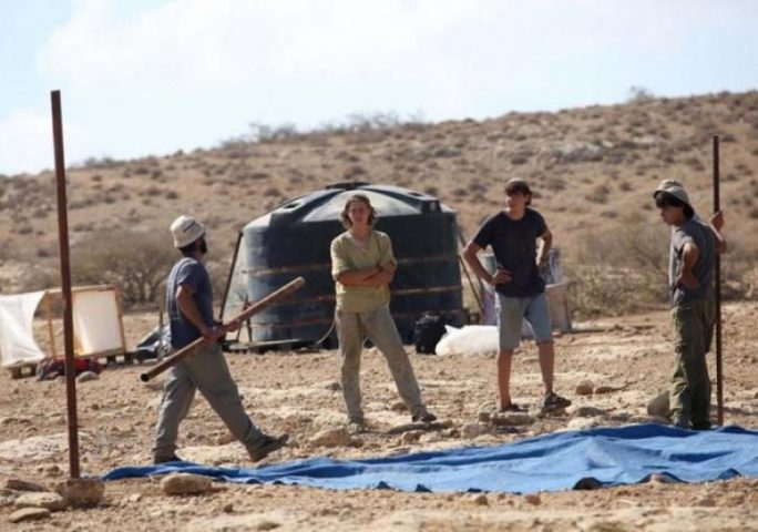 مستوطنون يحرثون أراضي المواطنين بمسافر يطا
