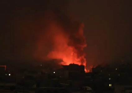 إصابات جراء استهداف الاحتلال منزلا في مخيم النصيرات