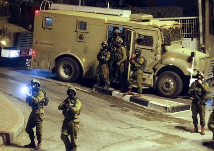 قوات الاحتلال تعتقل شابين وتداهم منازل شرق الخليل