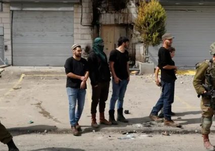 نابلس: مستعمرون يهاجمون خربة طانا ويجبرون سكانها على إخلائها