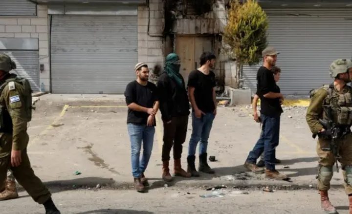 نابلس: مستعمرون يهاجمون خربة طانا ويجبرون سكانها على إخلائها