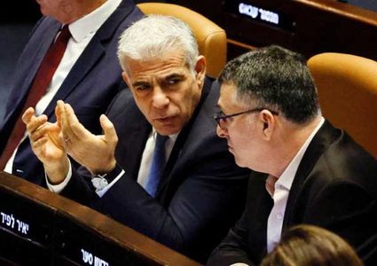 سجال بين ساعر ولابيد عقب فرار جندي إسرائيلي من البرازيل