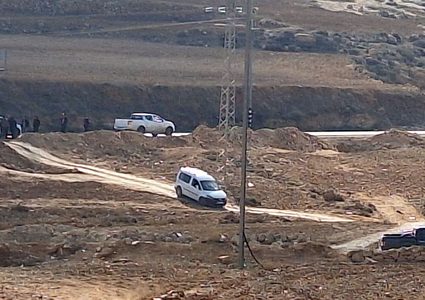 مستوطنون بلباس جيش الاحتلال يعترضون مركبة وزير الحكم المحلي في مسافر يطا