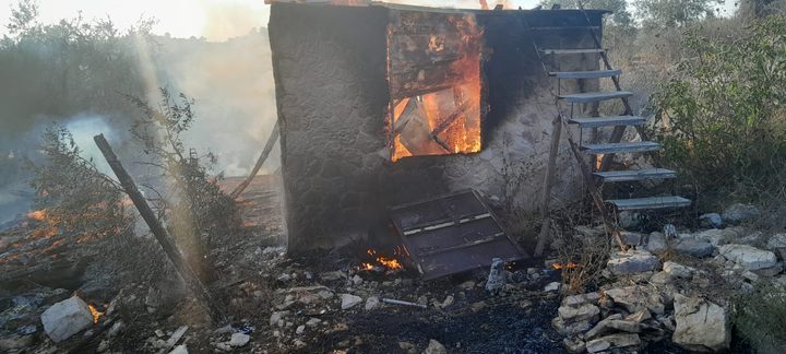 مستعمرون يحرقون غرفة زراعية في بلدة ترمسعيا