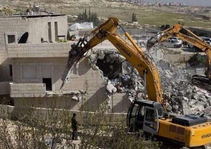 قوات الاحتلال تهدم منشأة لتربية الماشية في تقوع