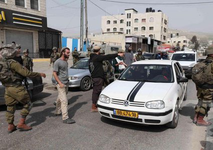 مستعمرون يهاجمون مركبات المواطنين في حوارة