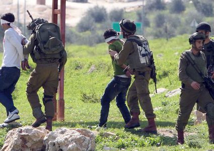 الاحتلال يعتقل مواطنين من قلقيلية