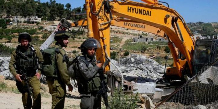 القدس: الاحتلال يهدم بركسا وحظيرة أغنام في مخماس
