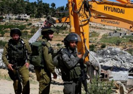 القدس: الاحتلال يهدم بركسا وحظيرة أغنام في مخماس