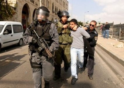 الاحتلال يعتقل مواطنين ويحتجز أكثر من 50 آخرين من محافظة الخليل