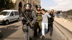 الاحتلال يعتقل مواطنين ويحتجز أكثر من 50 آخرين من محافظة الخليل