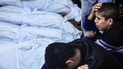 استشهاد أب وأطفاله الثلاثة في قصف الاحتلال مخيم النصيرات