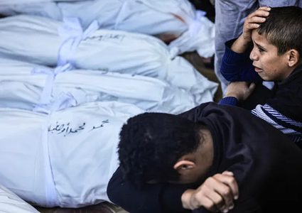 استشهاد أب وأطفاله الثلاثة في قصف الاحتلال مخيم النصيرات