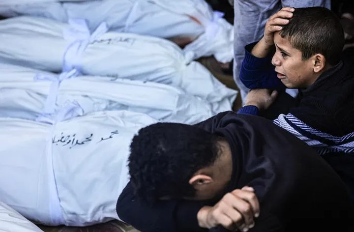 استشهاد أب وأطفاله الثلاثة في قصف الاحتلال مخيم النصيرات