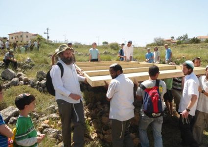 مستوطنون يضعون كرفانات على أراضي المواطنين شرقي بلدة طمون