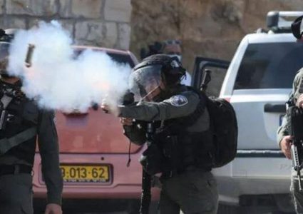 إصابة شابين إثر اعتداء الاحتلال عليهما في الخليل