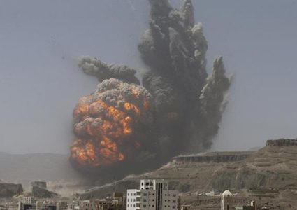 غارات أمريكية-بريطانية تستهدف صنعاء والحديدة وعمران في اليمن