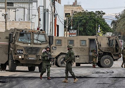 الاحتلال يقتحم بلدات ويهاجم مواطنين في الخليل