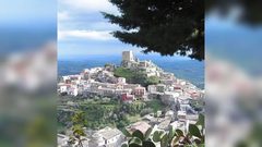 اغرب مرسوم في بلدة ايطالية: المرض ممنوع